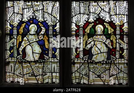 Ein Glasfenster von C E Kempe & Co. Mit Angels, St Editha's Church, Church Eaton, Staffordshire Stockfoto