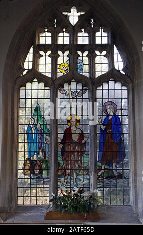 Ein modernes Glasfenster, das die Taufe Jesu Christi, Ryhall Church, Rutland darstellt Stockfoto