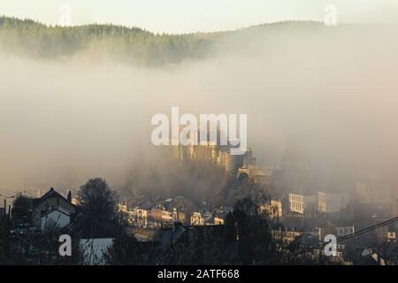 Schloss Bouillon, von einem winterlichen Nebel umgeben Stockfoto