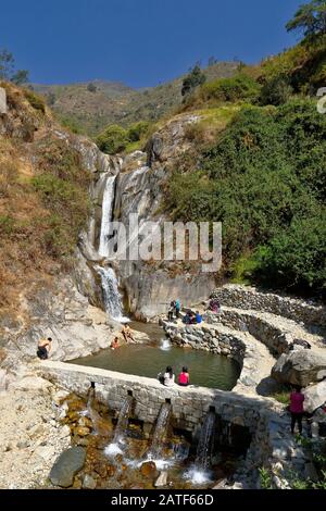 San Jerónimo de Surco, Lima. 09. Juni 2019 - Gruppe von Touristen vor dem schönen Sonnenuntergang über dem Palacala-Wasserfall im San Jerónimo de Surc Stockfoto