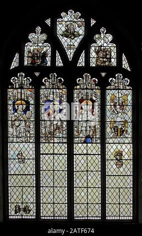 Glasmalereien aus dem 15. Jahrhundert, die verschiedene Heilige und arma christi darstellen, Collegiate Church of St Bartholomew, Tong, Shropshire Stockfoto