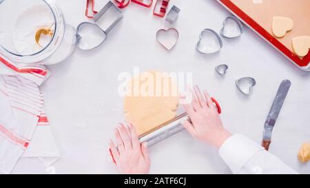 Flach. Schritt für Schritt. Rolling Zucker Plätzchenteig mit Metall Rolling Pin. Stockfoto