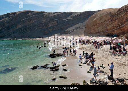 Paracas, Ica. 1. Dezember 2019 - Playa La Mina, Badegruppe am Strandtag im Sommer mit Spaß. Ica-Peru Stockfoto