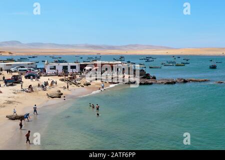 Paracas, Ica. 1. Dezember 2019 - Playa Lagunillas, Badegruppe am Strandtag im Sommer, hat Spaß. Ica-Peru Stockfoto