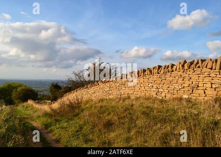 Trockene Steinmauer auf dem Hügel in der Nähe von Broadway Tower, Broadway, Worcestershire, England, Großbritannien. Cotswolds Stockfoto