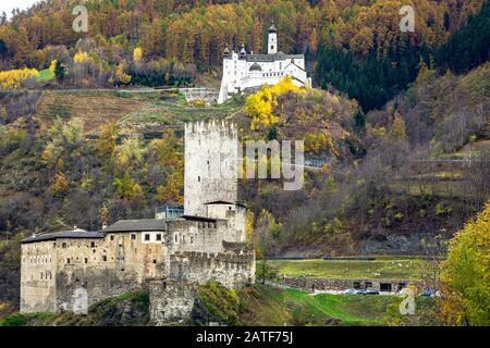 Burgutio, Südtirol, Norditalien. Das Kloster Marienberg und seine Burg dominieren die Landschaft des Val Venosta. Ansicht von außen. Stockfoto