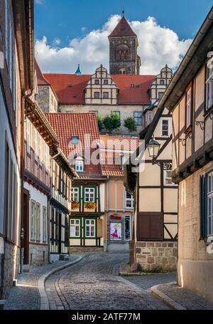 Fachwerkhäuser am Finkenherd, Straße hinauf zum Schlossberg (Schlossberg), Turm der St. Servatiuskirche (Stiftskirche) oben, in Quedlinburg, Sax Stockfoto