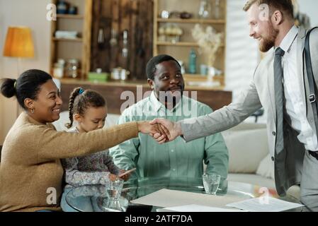 Freundschaftlicher Berater mit ethnischer Familie Stockfoto