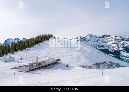 Wengen, SCHWEIZ - 13. JANUAR 2020: Blick auf die schneebedeckten Schweizer Alpen und Den Lauberhorn-Weltcup-Slalomkurs über dem Wenge-Skigebiet, Schweiz Stockfoto