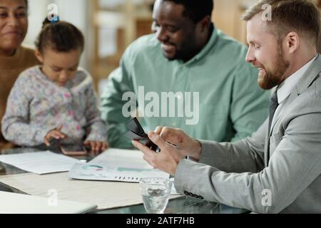 Bärtiger Mann besucht Familie mit Leihberatung Stockfoto