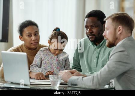Afroamerikanische Familie, die einen Besuch des Beraters hat Stockfoto