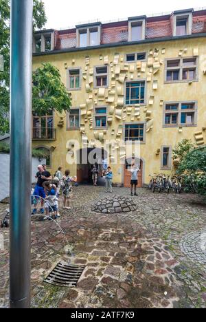 Regenrohr, Haus am Hof des Lichtes, Kunsthofpassage, Neustadt, Dresden, Sachsen, Deutschland Stockfoto