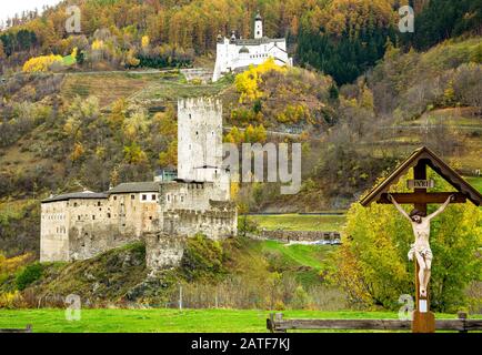 Burgutio, Südtirol, Norditalien. Das Kloster Marienberg und seine Burg dominieren die Landschaft des Val Venosta. Ansicht von außen. Stockfoto