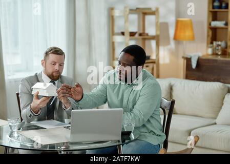 Beratung im Gespräch mit ethnischen Kunden zu Hause Stockfoto