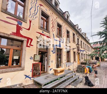 Kunst- und Kunsthandwerksgeschäfte am Hof der Fabelwiesen, gestaltet von Viola Schöpe, Kunsthofpassage, Neustadt, Dresden, Sachsen, Deutschland Stockfoto