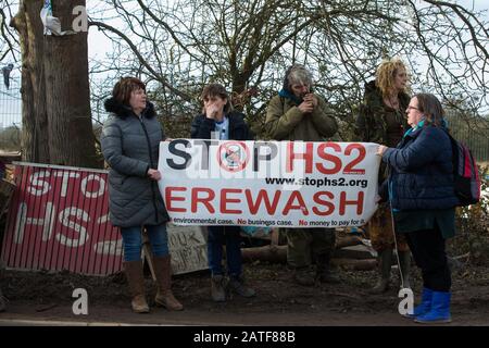 Uxbridge, Großbritannien. Februar 2020. Umweltaktivisten von Stop HS2, Save the Colne Valley and Extinction Rebellion, die sich gegen die umstrittene Hochgeschwindigkeits-Bahnverbindung HS2 einsetzt, bereiten Sie sich darauf vor, einen "bis zum stehen für die Bäume"-marsch vom Wildschutzlager Harvil Road in Harefield durch den Denham Country Park zu drei Adressen zu beginnen, die eng mit Boris Johnson in seinem Wahlkreis Uxbridge verbunden sind. Es wird erwartet, dass der Premierminister unvoreinlich entscheidet, ob die Schnellfahrstrecke weitergeht. Credit: Mark Kerrison/Alamy Live News Stockfoto