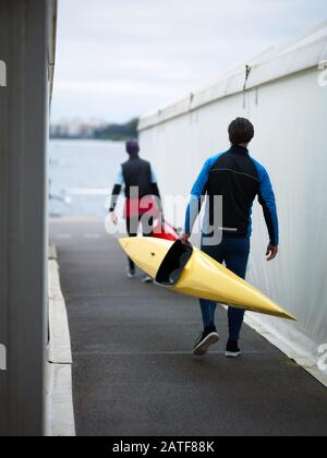 Rückansicht von zwei nicht erkennbaren männlichen Sportlern in Schwimmsportbekleidung Stockfoto