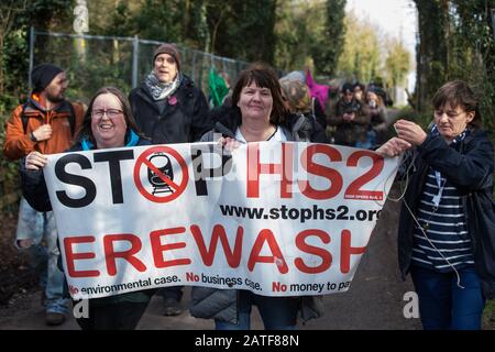 Uxbridge, Großbritannien. Februar 2020. Umweltaktivisten von Stop HS2, Save the Colne Valley and Extinction Rebellion, die gegen die umstrittene Hochgeschwindigkeits-Bahnverbindung HS2 wirbt, beginnen einen "bis zum stehen für die Bäume"-marsch vom Wildschutzlager Harvil Road in Harefield durch den Denham Country Park zu drei Adressen, die eng mit Boris Johnson in seinem Wahlkreis Uxbridge verbunden sind. Es wird erwartet, dass der Premierminister unvoreinlich entscheidet, ob die Schnellfahrstrecke weitergeht. Credit: Mark Kerrison/Alamy Live News Stockfoto