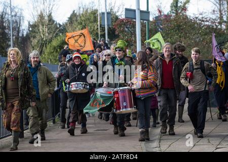 Uxbridge, Großbritannien. Februar 2020. Umweltaktivisten von Stop HS2, Save the Colne Valley and Extinction Rebellion, der sich gegen die umstrittene Hochgeschwindigkeits-Bahnverbindung HS2 einsetzt, kommt in Uxbridge während eines "Standing for the Trees"-marsches vom Wildschutzlager Harvil Road in Harefield durch den Denham Country Park zu drei Adressen, die eng mit Boris Johnson in seiner Uxbridge verbunden sind Wahlkreis. Es wird erwartet, dass der Premierminister unvoreinlich entscheidet, ob die Schnellfahrstrecke weitergeht. Credit: Mark Kerrison/Alamy Live News Stockfoto