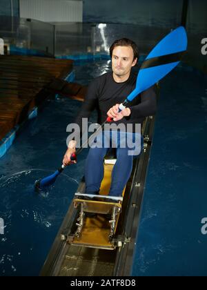 Junger, sportlicher Kaukasier im Schwimmsport Stockfoto