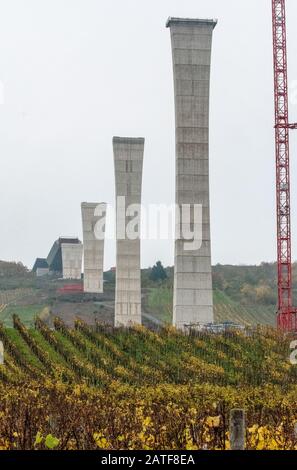 Hohe Moselbrücke bei Zeltingen-Rachtig im Moseltal, Deutschland Stockfoto