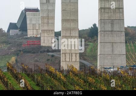 Hohe Moselbrücke bei Zeltingen-Rachtig im Moseltal, Deutschland Stockfoto