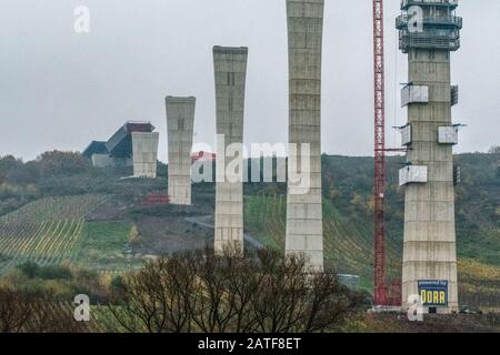 Hohe Moselbrücke bei Zeltingen-Rachtig im Moseltal, Deutschland Stockfoto