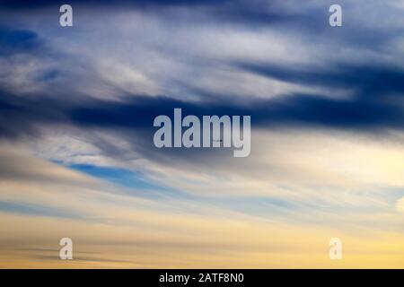 Schöne malerische weiße Federwolken am blauen Himmel, magischer romantischer Hintergrund. ? Fantastische weiße Wolken. Hintergrund im Querformat Stockfoto