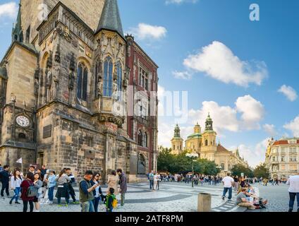 Touristen besuchen die Astronomische Uhr und Die Kirche Sankt Nikolaus auf dem Altstädter Ring in Prag, Tschechien Stockfoto