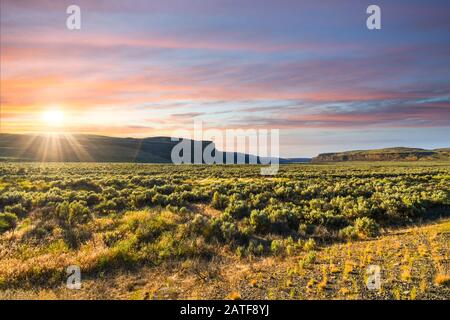 Sonnenuntergang in der hohen Wüste und den Bergen des Pazifischen Nordwestens in der Nähe von Wenatchee, Washington, in den Vereinigten Staaten. Stockfoto