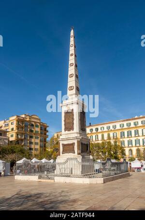 Málaga Spanien. Plaza de la Merced (Mercy-Platz) mit dem Denkmal für Torrijos, öffentlicher Platz, Málaga, Andalucia, Spanien. Stockfoto