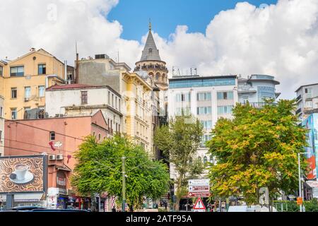 Der Gipfel des Galata-Turms erhebt sich über dem Karakoy-Galata-Viertel von Istanbul, Türkei. Stockfoto