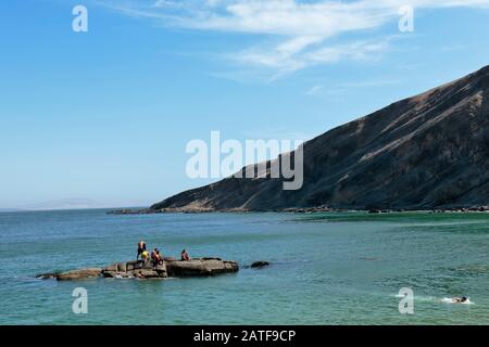 Playa La Mina, malerischer Blick auf den Strand neben den Badegästen im Sommer. Ica-Peru Stockfoto