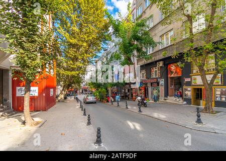 Al bunte Straße mit Geschäften im Viertel Sultanahmet in der Nähe des Marktes Eminonu in Istanbul, Türkei. Stockfoto