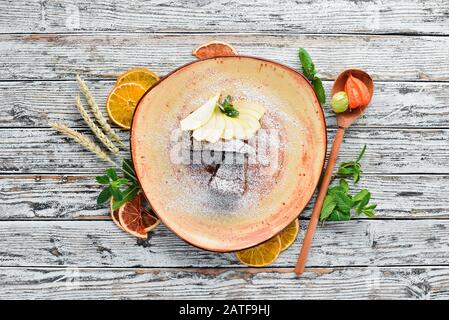 Schokoladen-Surbnies-Dessert mit Pear. Dessert, Gebäck. Auf Holzgrund. Draufsicht. Freier Speicherplatz. Stockfoto