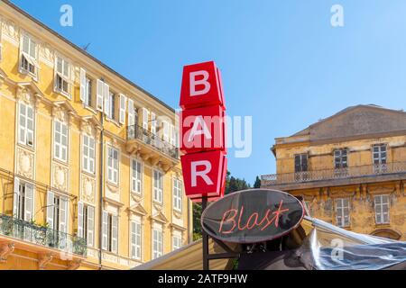 Ein rotes und weißes Schild für eine Bar im Cours Saleya, Der Altstadt von Nizza, Frankreich, an der französischen Riviera. Stockfoto