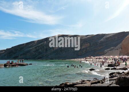 Playa La Mina, malerischer Blick auf den Strand neben den Badegästen im Sommer. Ica-Peru Stockfoto