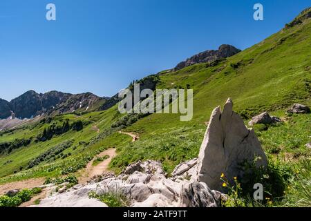 Fantastische Wanderung in den Tannheimer Bergen vom Gipfel des Neunerkopfle über die Landsberger Hütte zum schönen Vilsalpsee. Stockfoto