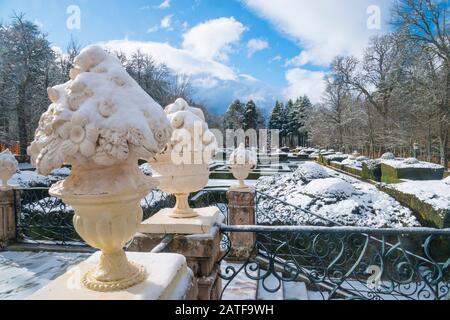 Schneebedeckte Gärten. La Granja de San Ildefonso, Provinz Segovia, Castilla Leon, Spanien. Stockfoto