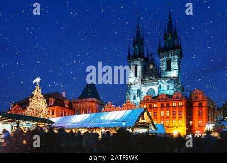 Weihnachtsmarkt auf dem Prager Oldtown-Platz Stockfoto