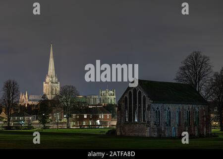 Chichester Cathedral und die historische Guildhall im Priory Park, Chichester in West Sussex bei Nacht. Stockfoto