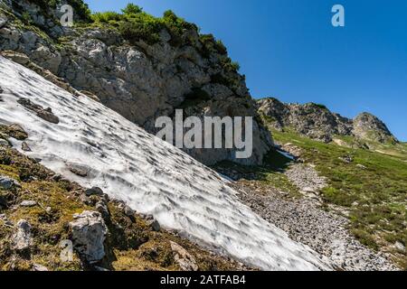 Fantastische Wanderung in den Tannheimer Bergen vom Gipfel des Neunerkopfle über die Landsberger Hütte zum schönen Vilsalpsee. Stockfoto