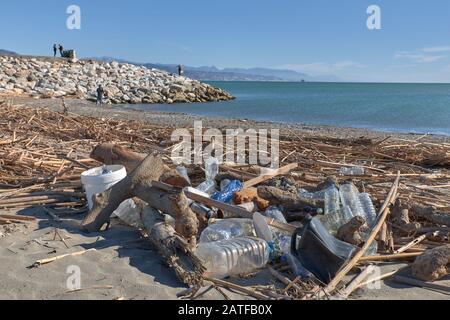 Verschüttete Müll am Strand der großen Stadt. Leere benutzten schmutzige Plastikflaschen. Verschmutzte Meer Sandstrand am Schwarzen Meer. Umweltverschmutzung. Ecologic Stockfoto