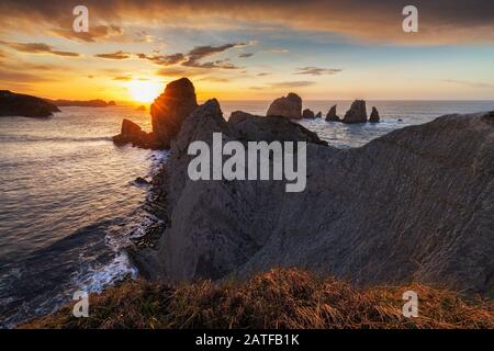 Sonnenuntergang in der Urros De Liencres. Kantabrien. Spanien. Stockfoto