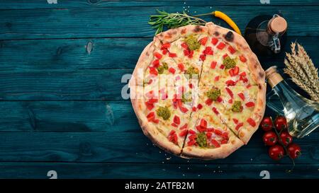 Pizza mit Pesto und Paprika. Italienische Küche. Auf Holzgrund. Freier Speicherplatz für Text. Draufsicht. Stockfoto