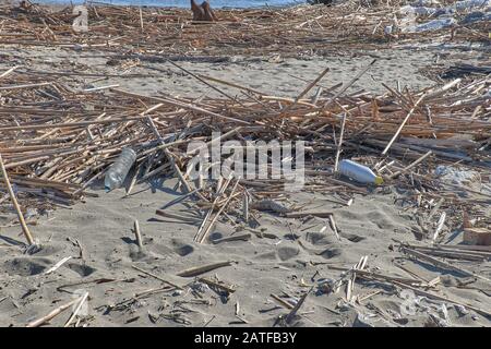 Verschüttete Müll am Strand der großen Stadt. Leere benutzten schmutzige Plastikflaschen. Verschmutzte Meer Sandstrand am Schwarzen Meer. Umweltverschmutzung. Ecologic Stockfoto