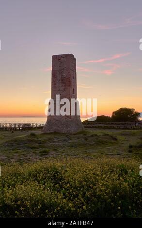 Torre de los Marias Turm der Diebe bei Sonnenuntergang in Dunas de Artola Naturdenkmal, Cabopino, Andalusien, Costa del Sol Stockfoto