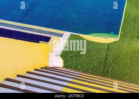 Lebendige Architektur. Blick auf den hellen Pool. Bali, Indonesien Stockfoto