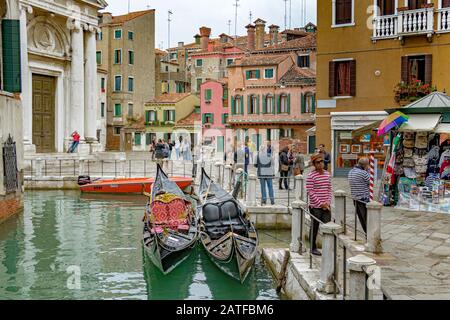 Zwei Gondoliers warten neben ihren Gondeln auf eine Gondelfahrt am kanal rio della maddalena im Bezirk Cannaregio in Venedig Stockfoto