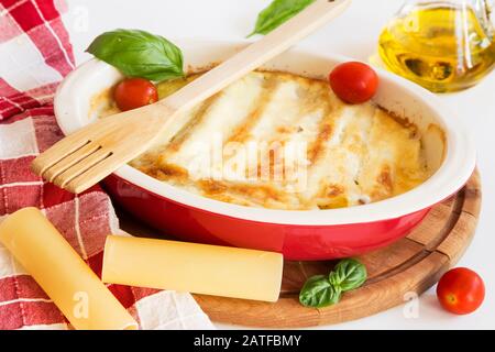 Hausgemachte Lasagne in Keramikschale Stockfoto